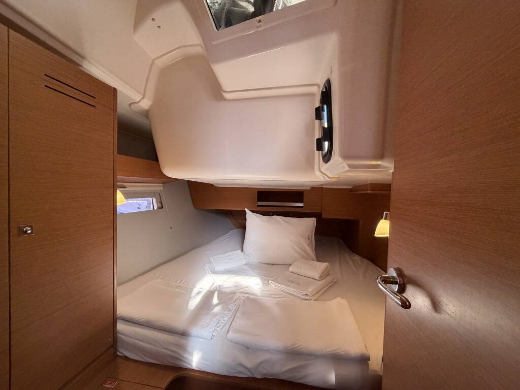 Sailing yacht Dufour 390 Joy 5