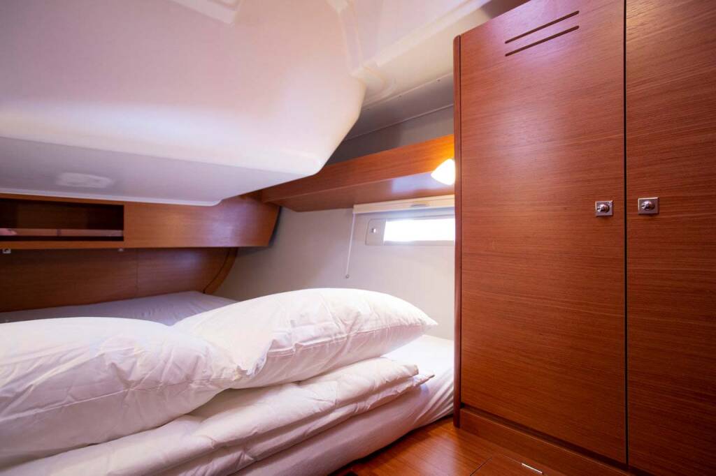 Sailing yacht Dufour 430 GL Lana
