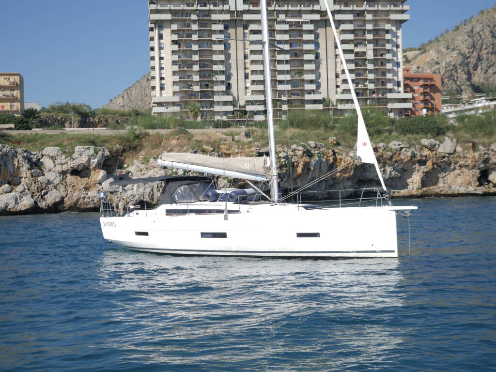Sailing yacht Dufour 430 Bloody Mary