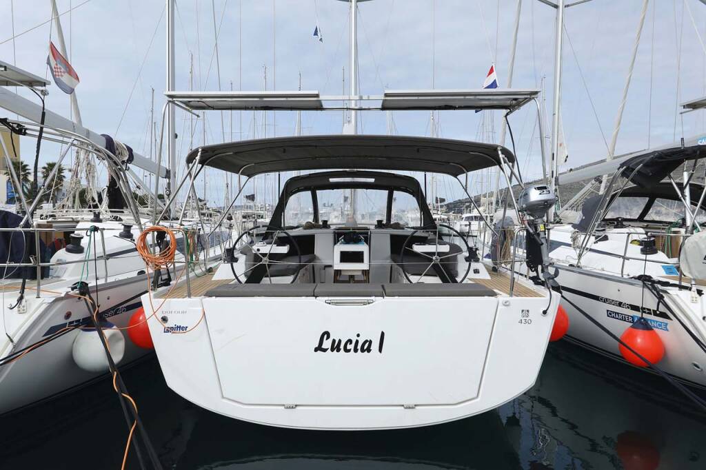 Segelyachten Dufour 430 Lucia 1