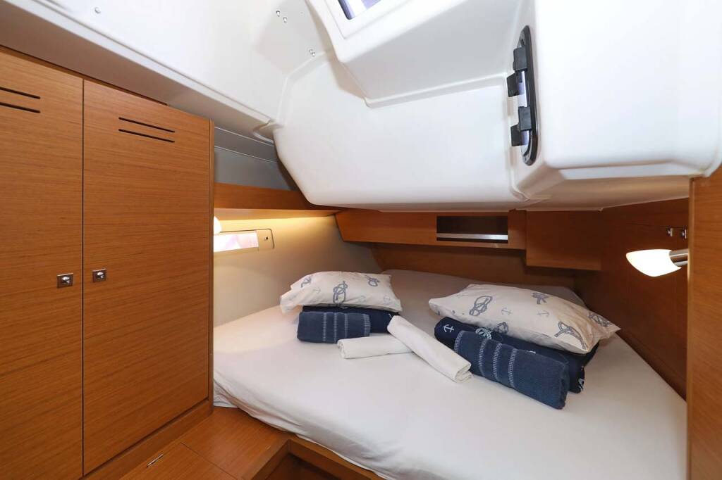 Segelyachten Dufour 430 Lucia 1