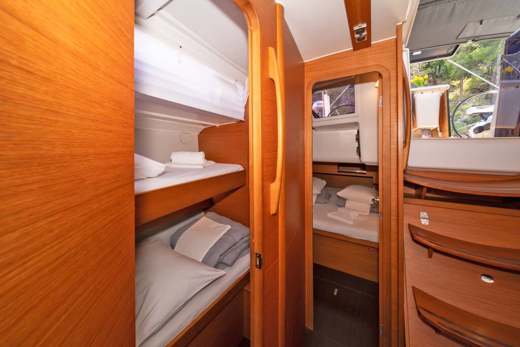 Sailing yacht Dufour 430 First Love