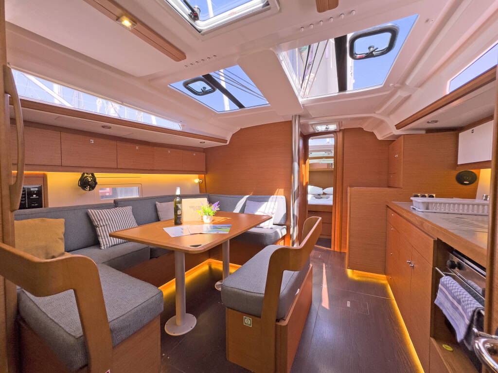 Sailing yacht Dufour 430 First Love