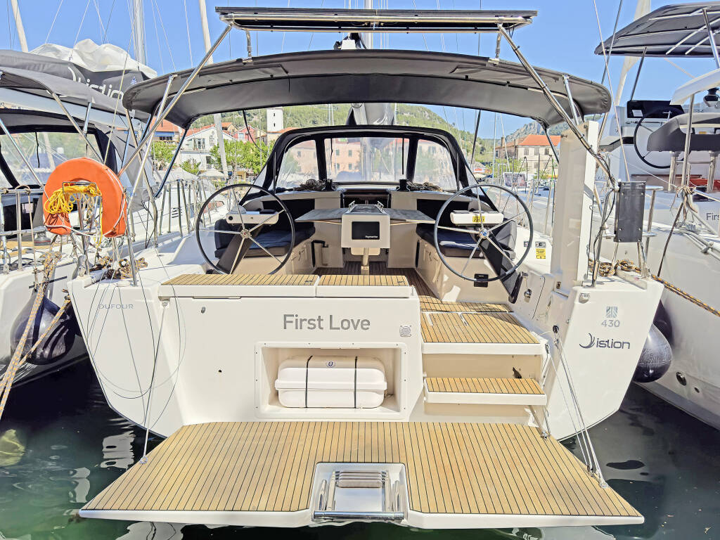 Sailing yacht Dufour 430 First Love