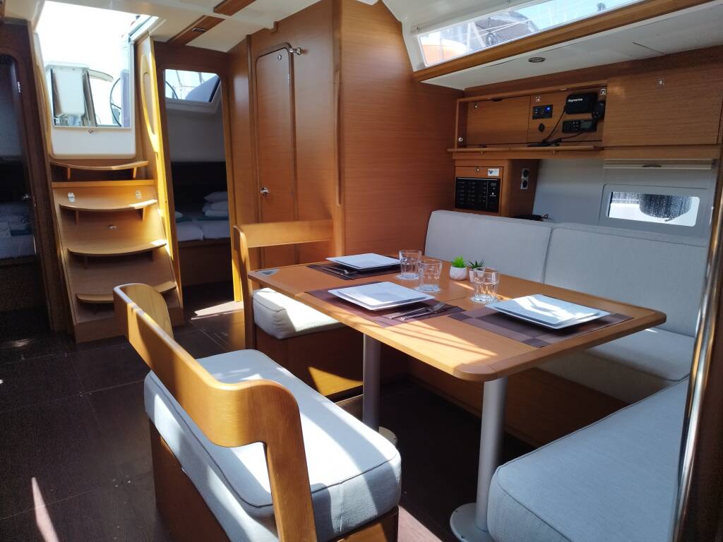 Sailing yacht Dufour 430 Thymus