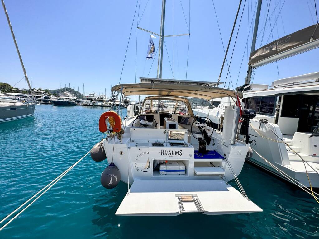 Sailing yacht Dufour 430 Brahms