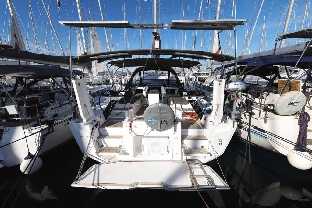 Sailing yacht Dufour 44 Acrux
