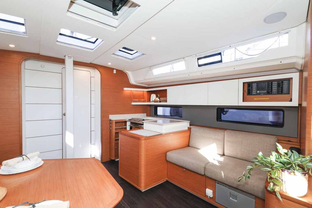 Sailing yacht Dufour 44 Acrux