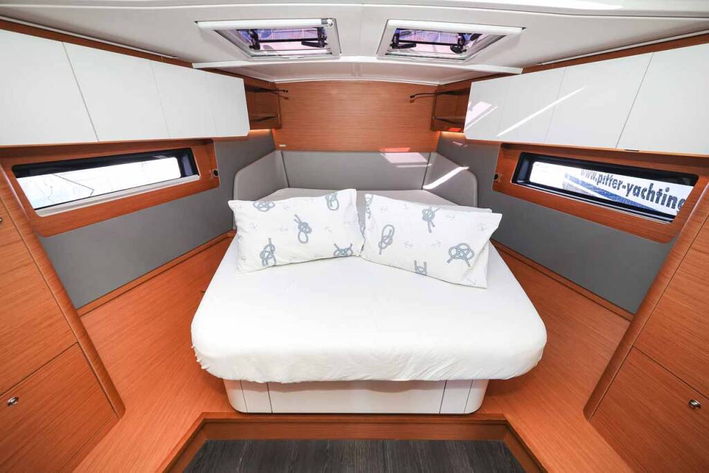 Sailing yacht Dufour 44 Acrux