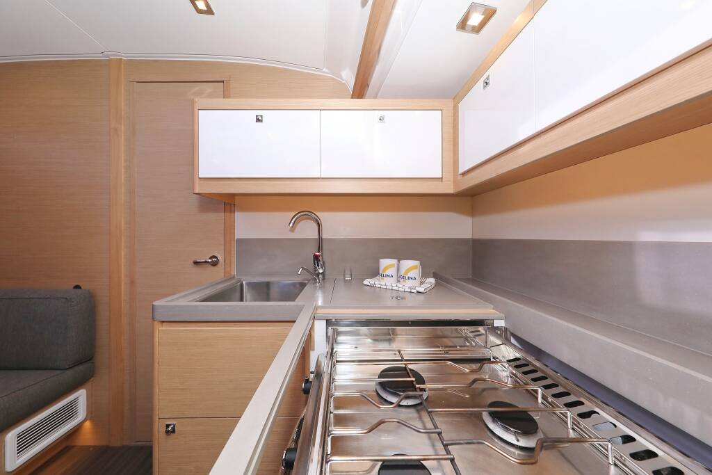 Sailing yacht Dufour 470 Shooting Star