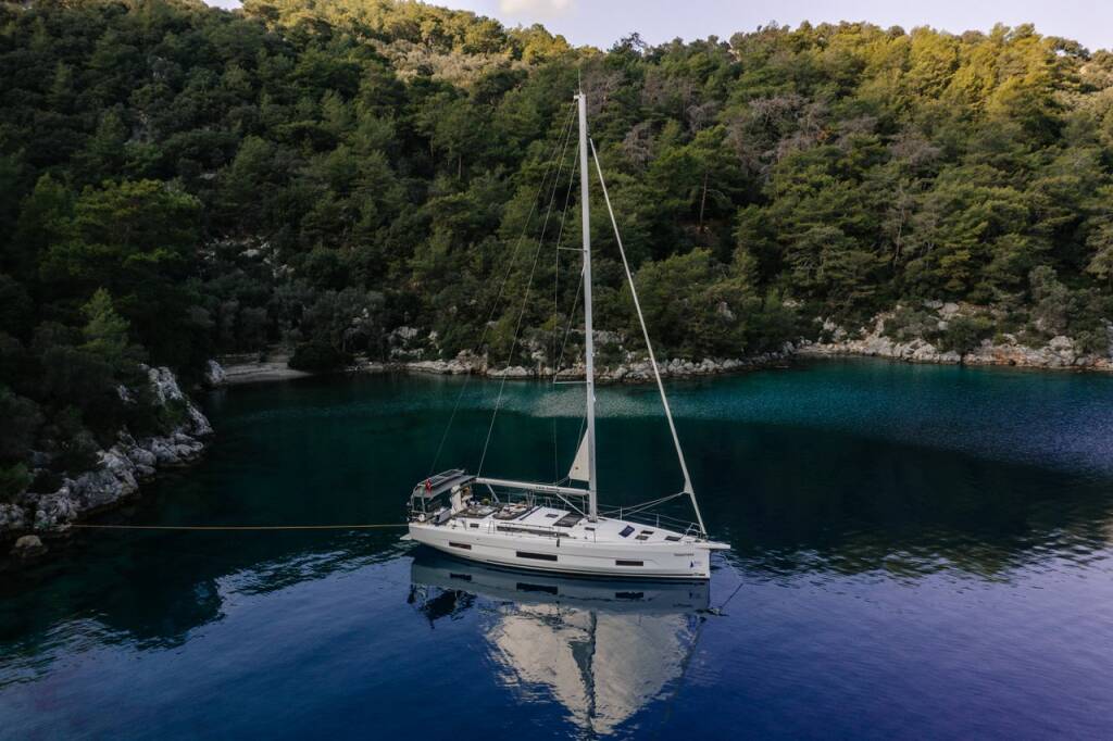 Sailing yacht Dufour 470 Happiness