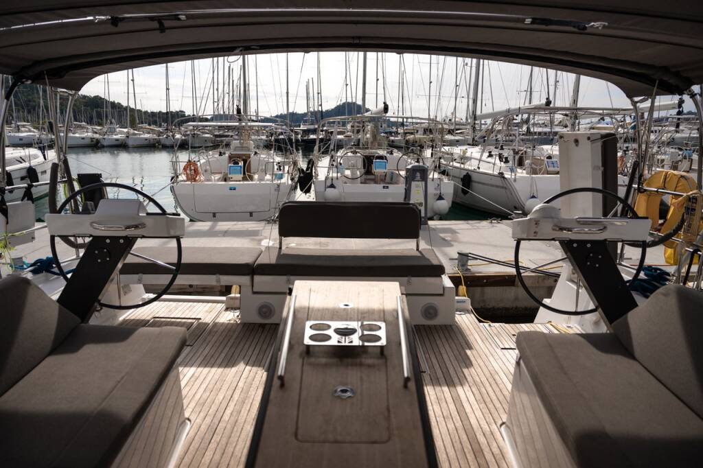 Sailing yacht Dufour 470 Happiness