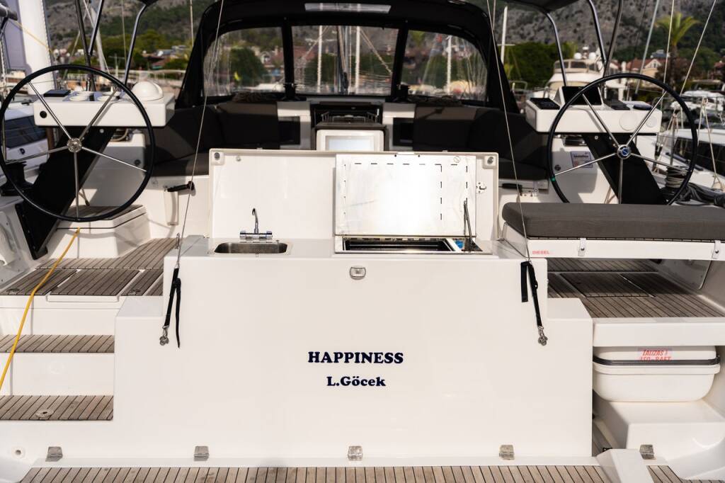 Sailing yacht Dufour 470 Happiness