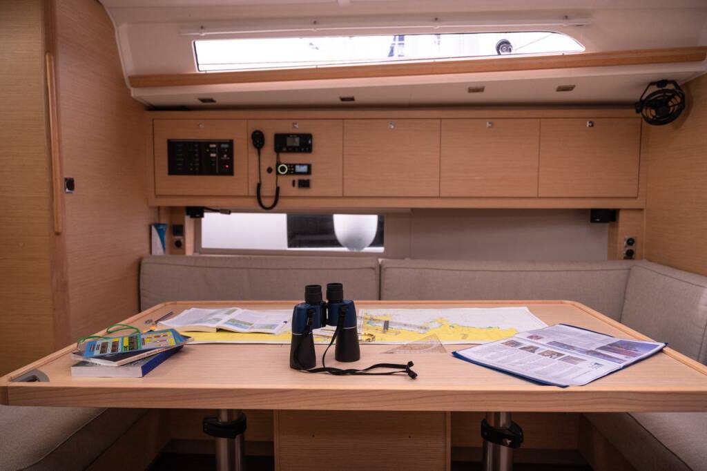 Sailing yacht Dufour 470 Happiness