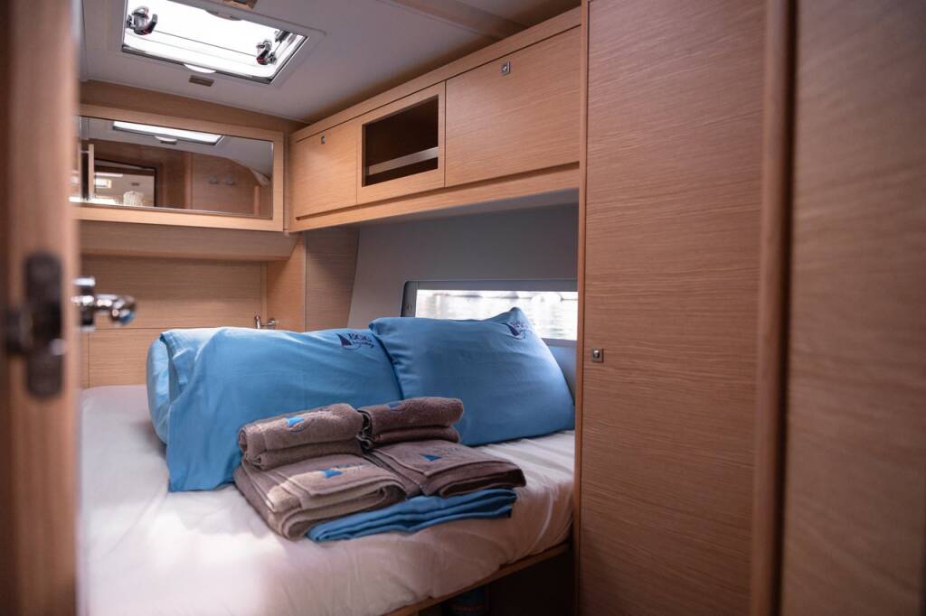 Sailing yacht Dufour 470 Happiness