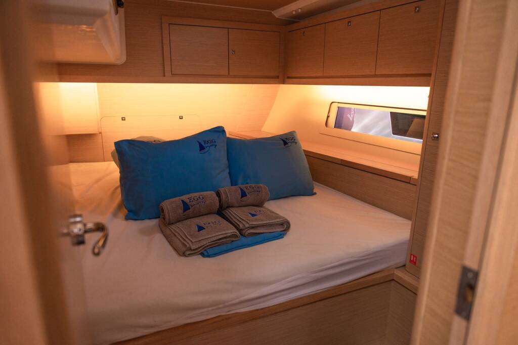 Sailing yacht Dufour 470 Happiness