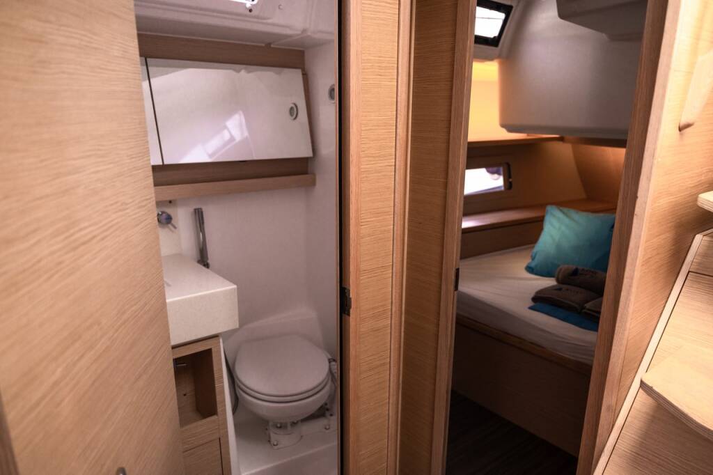Sailing yacht Dufour 470 Happiness
