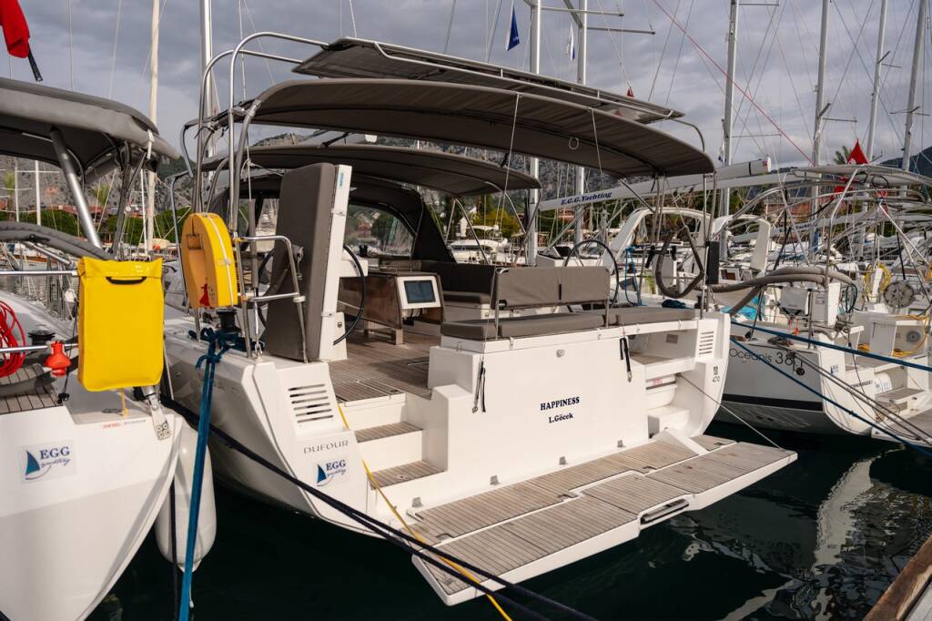 Sailing yacht Dufour 470 Happiness