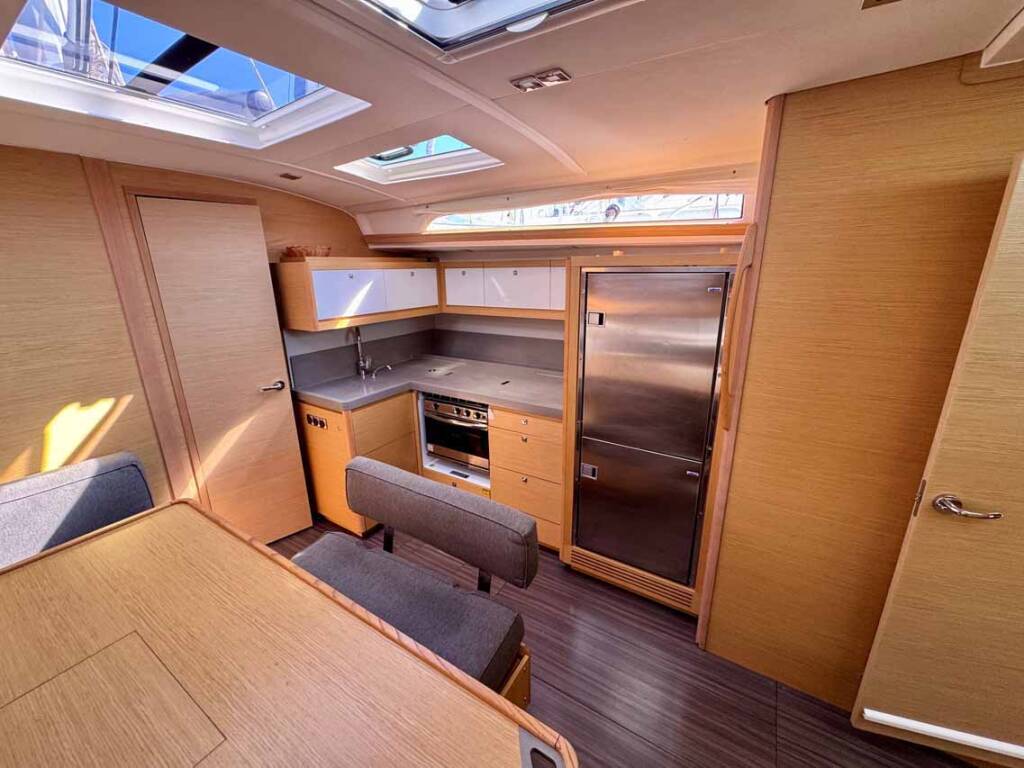 Sailing yacht Dufour 470 Icarus