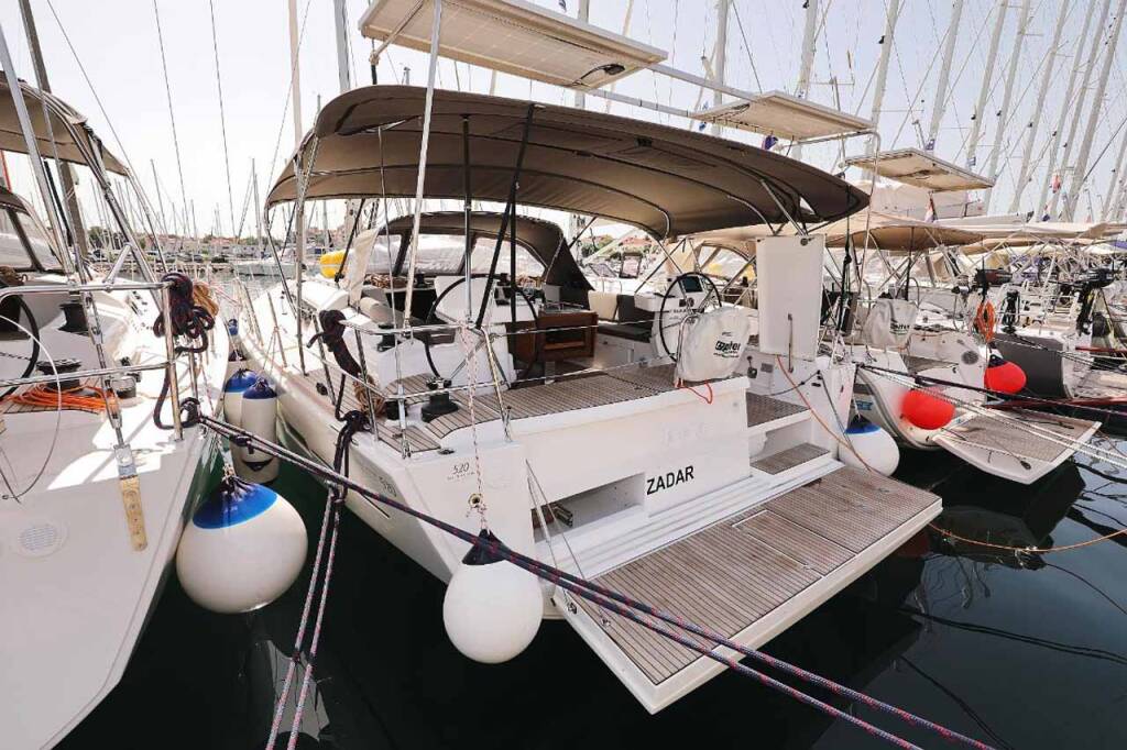 Sailing yacht Dufour 520 GL Luna 77