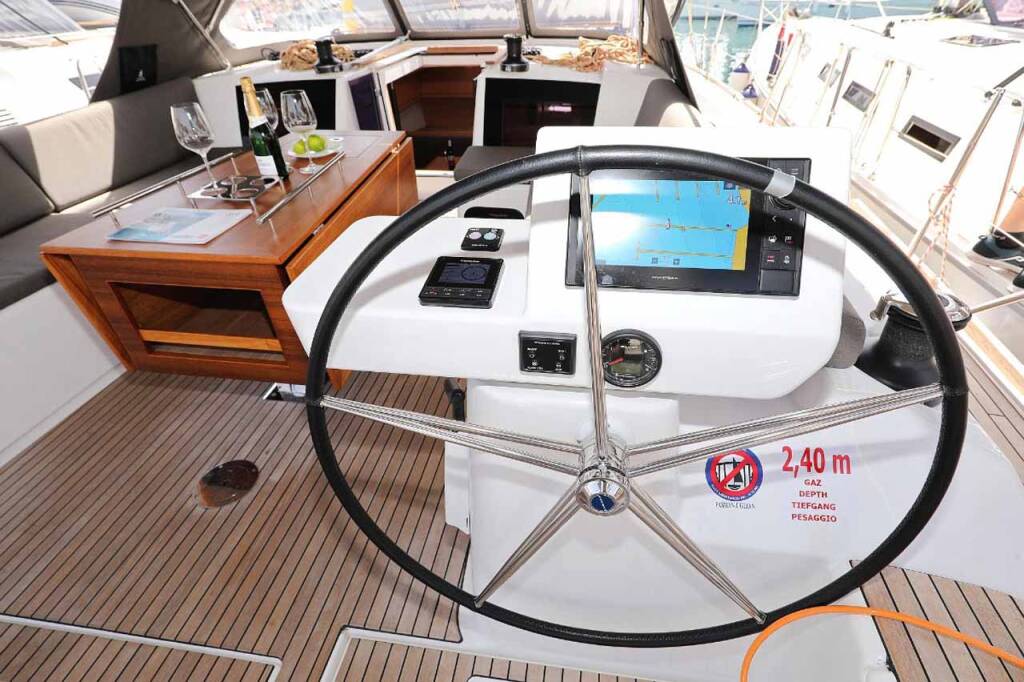 Sailing yacht Dufour 520 GL Luna 77