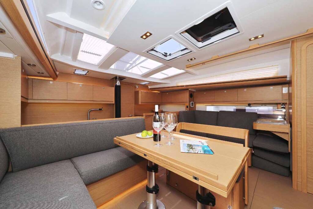 Sailing yacht Dufour 520 GL Luna 77