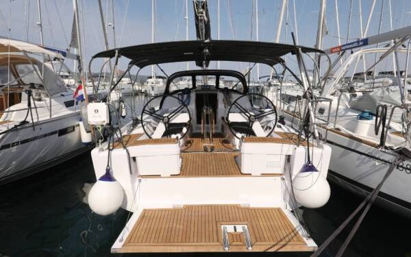 Elan E4 Twitter Marina Kornati, Biograd