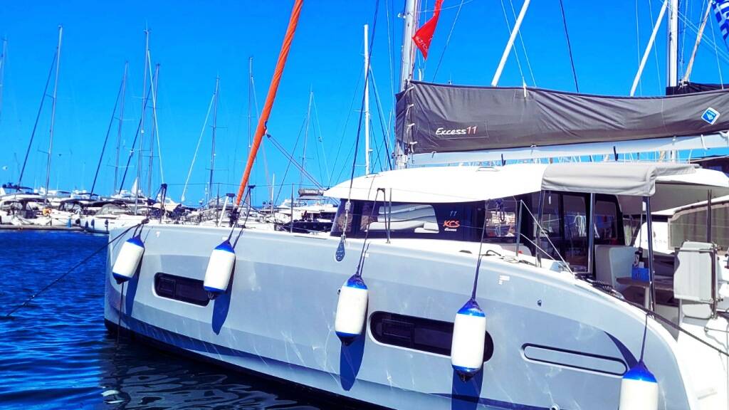 Katamaran Excess 11 Stema