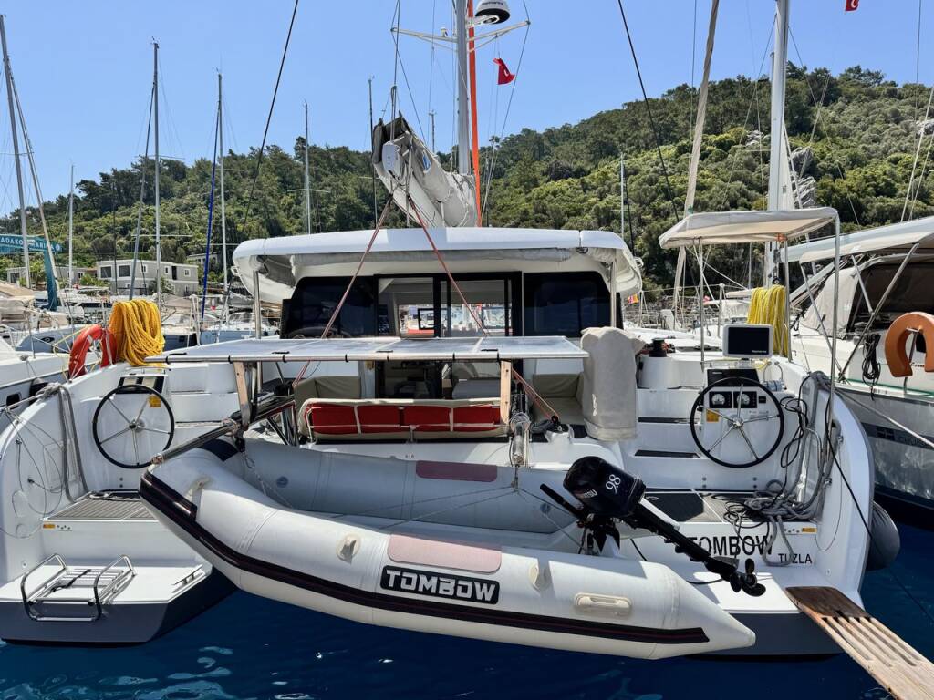 Catamaran Excess 11 Tombow