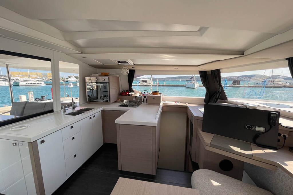 Catamaran Fountaine Pajot Astrea 42 Barramundi III