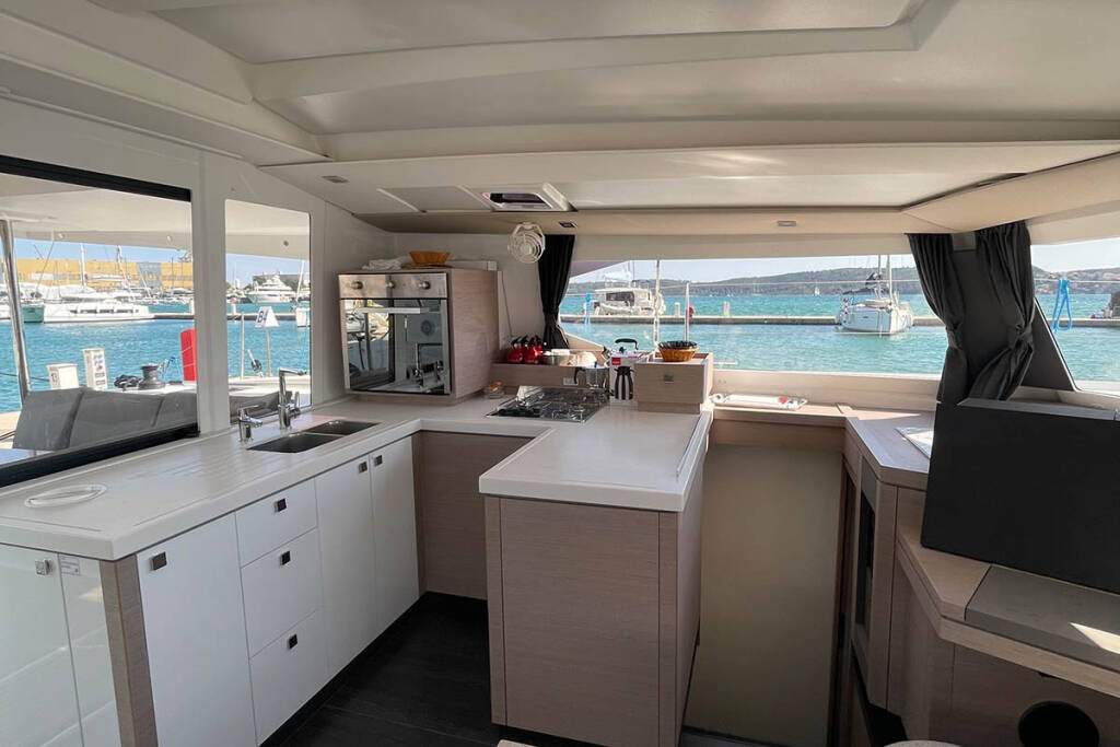Catamaran Fountaine Pajot Astrea 42 Barramundi III