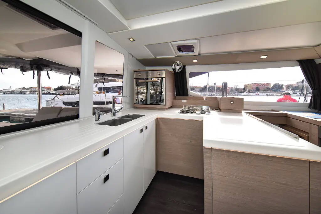 Catamaran Fountaine Pajot Astrea 42 Le Bart