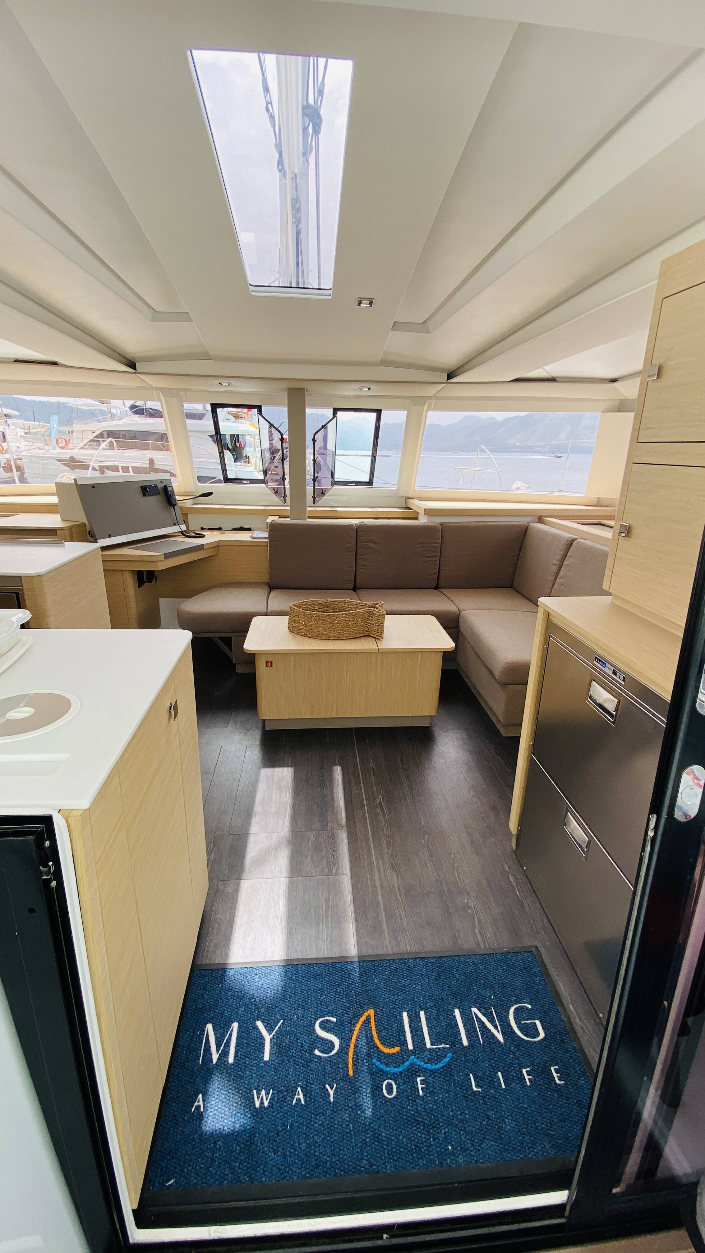 Catamaran Fountaine Pajot Astrea 42 Sirius 1