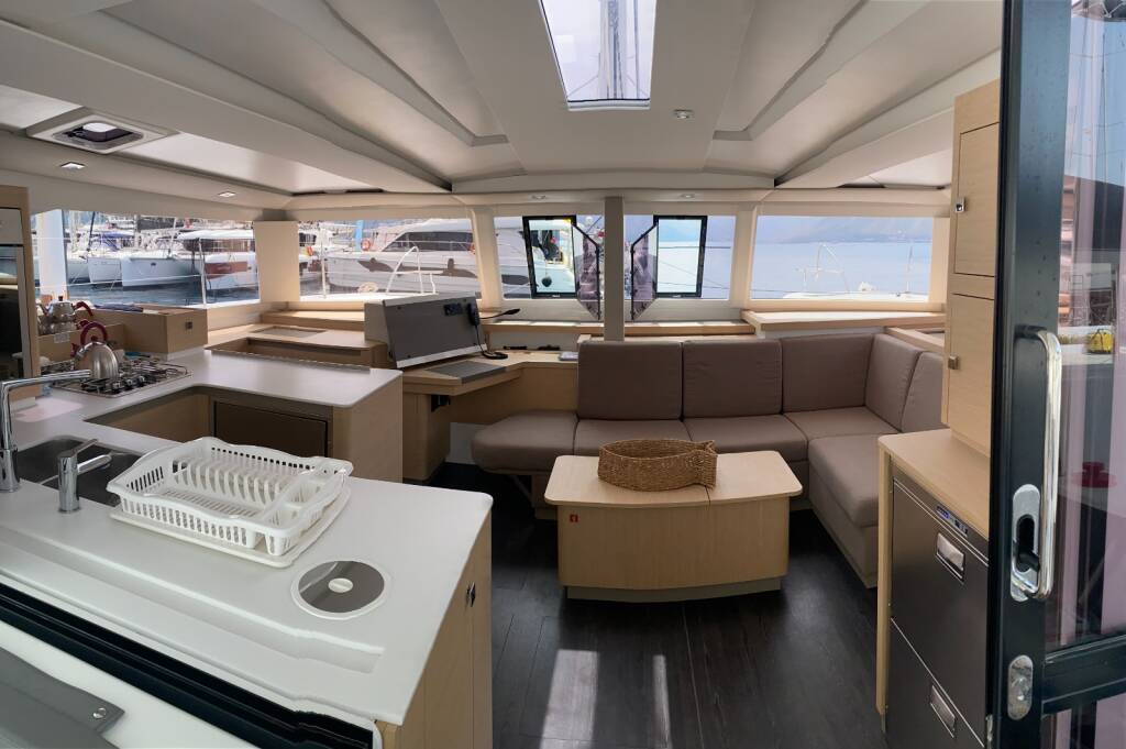 Catamaran Fountaine Pajot Astrea 42 Sirius 1