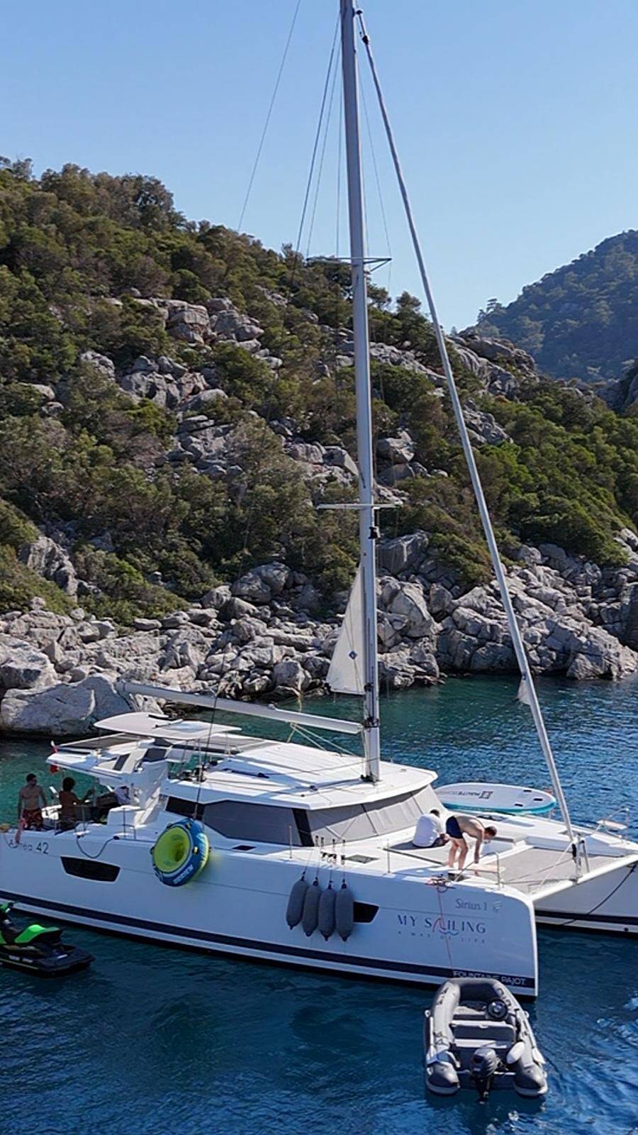 Catamaran Fountaine Pajot Astrea 42 Sirius 1