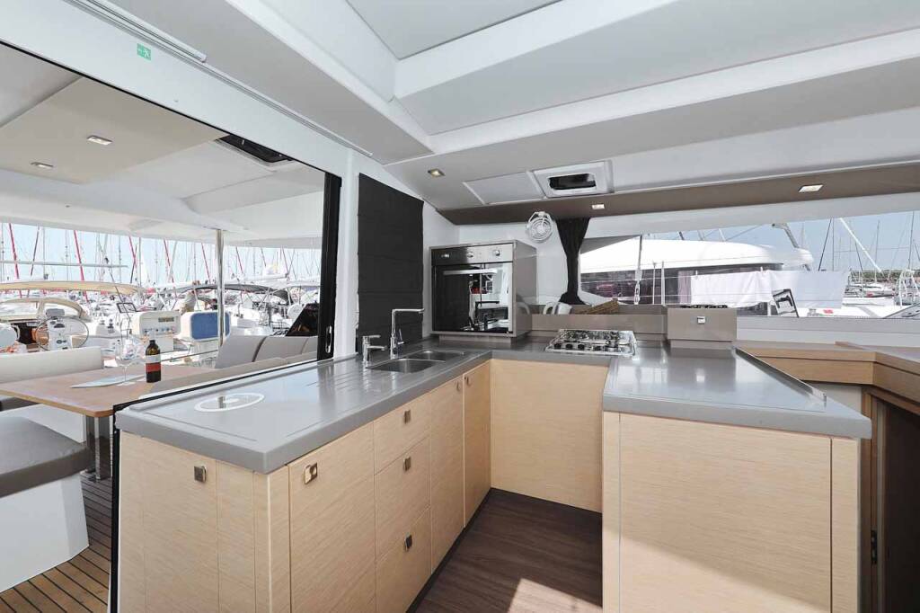 Katamaran Fountaine Pajot Astrea 42 Bella V