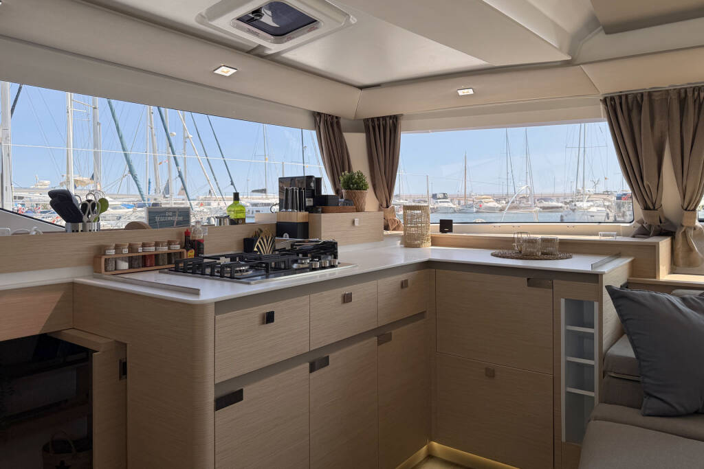 Catamaran Fountaine Pajot Elba 45 Yara