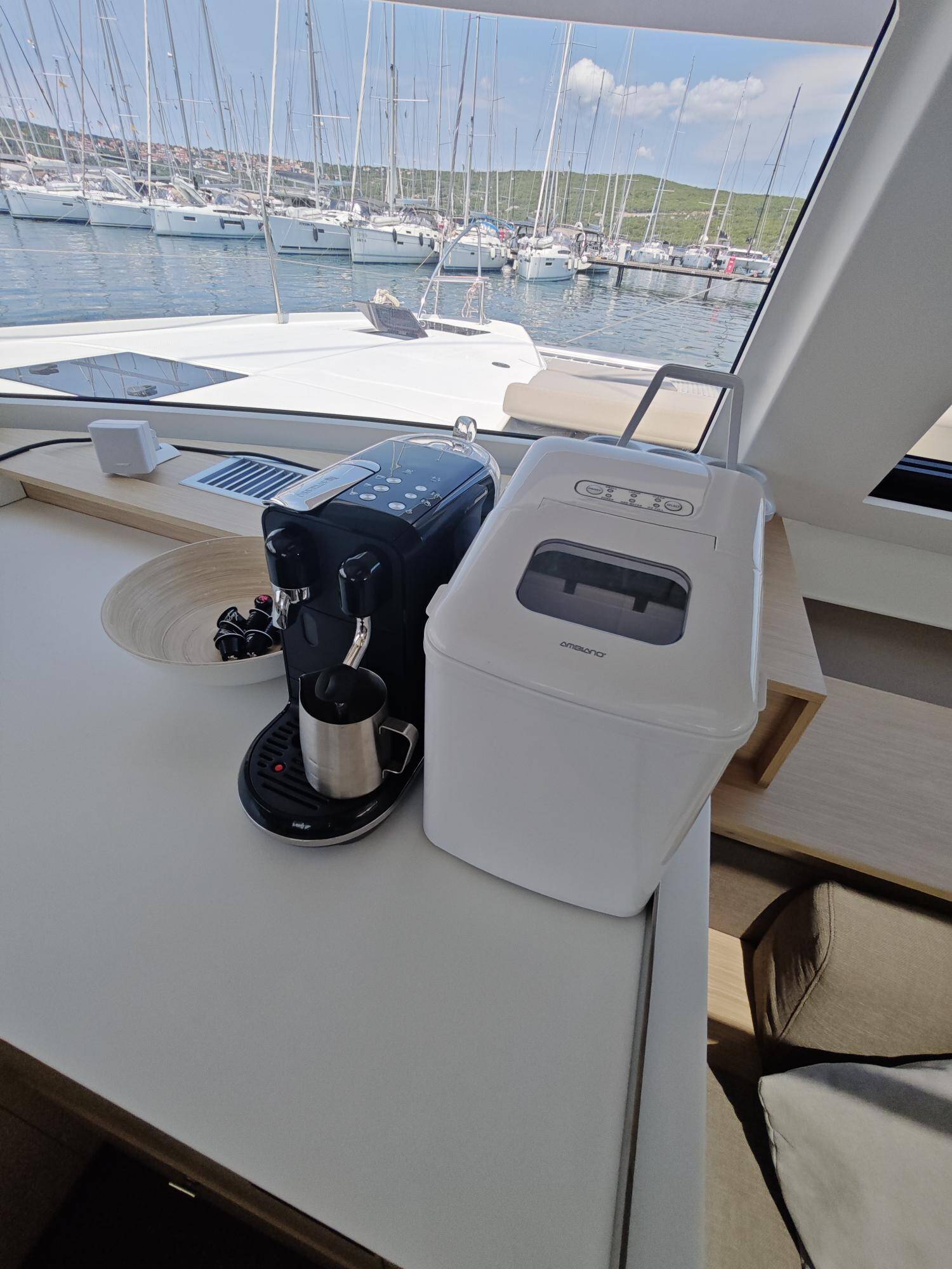 Catamaran Fountaine Pajot Elba 45 Caramita