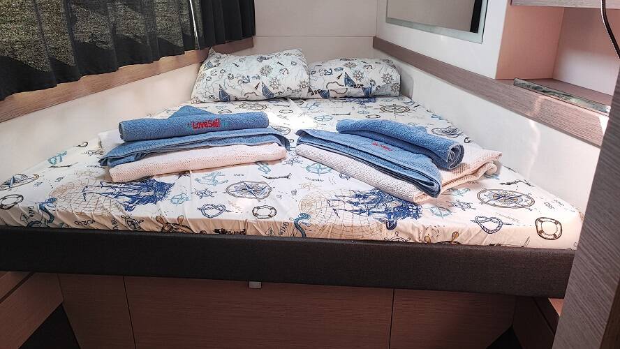 Catamaran Fountaine Pajot Isla 40 Blue Orion