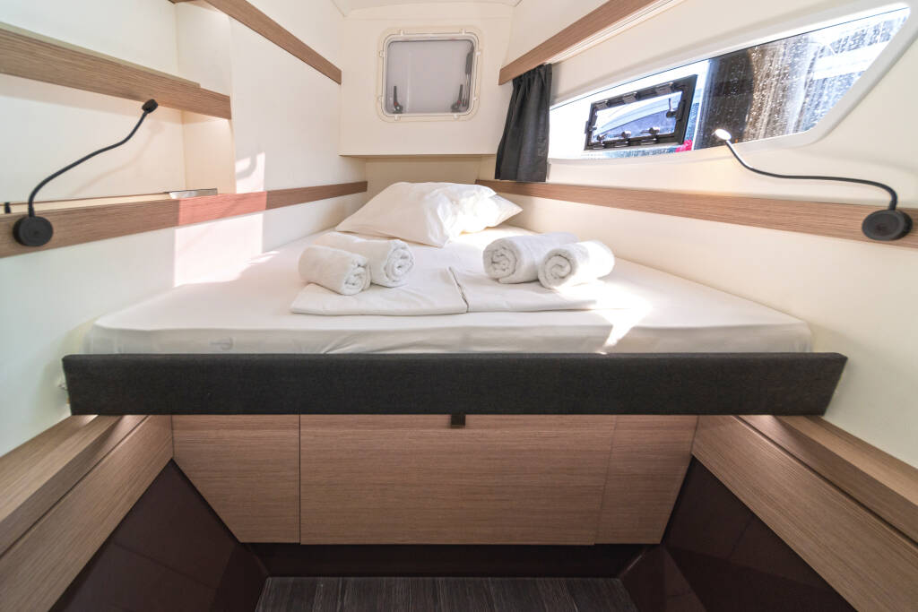 Catamaran Fountaine Pajot Isla 40 First Step