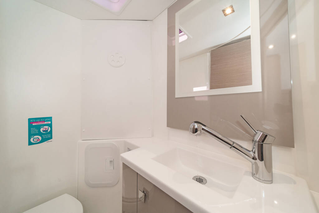 Catamaran Fountaine Pajot Isla 40 First Step