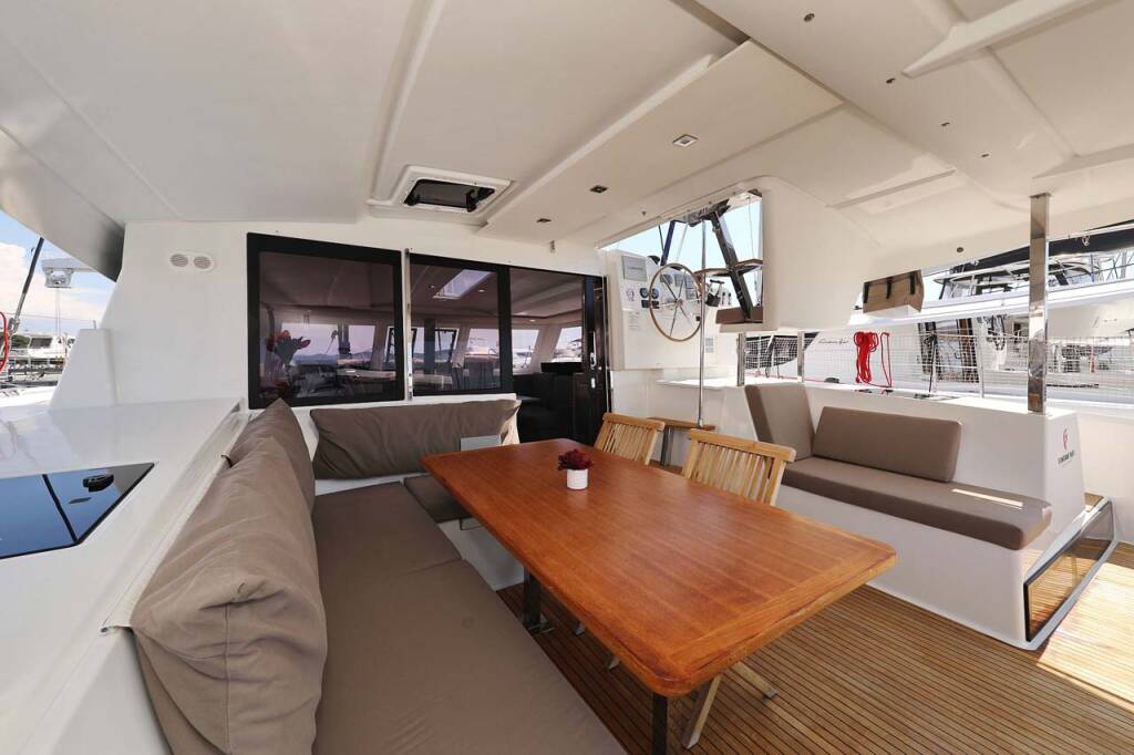Catamaran Fountaine Pajot Lucia 40 Canopus