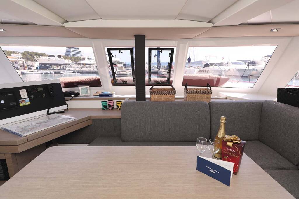Catamaran Fountaine Pajot Lucia 40 Canopus