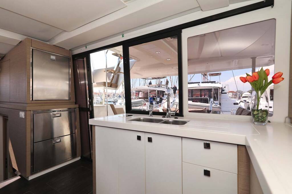 Catamaran Fountaine Pajot Lucia 40 Canopus