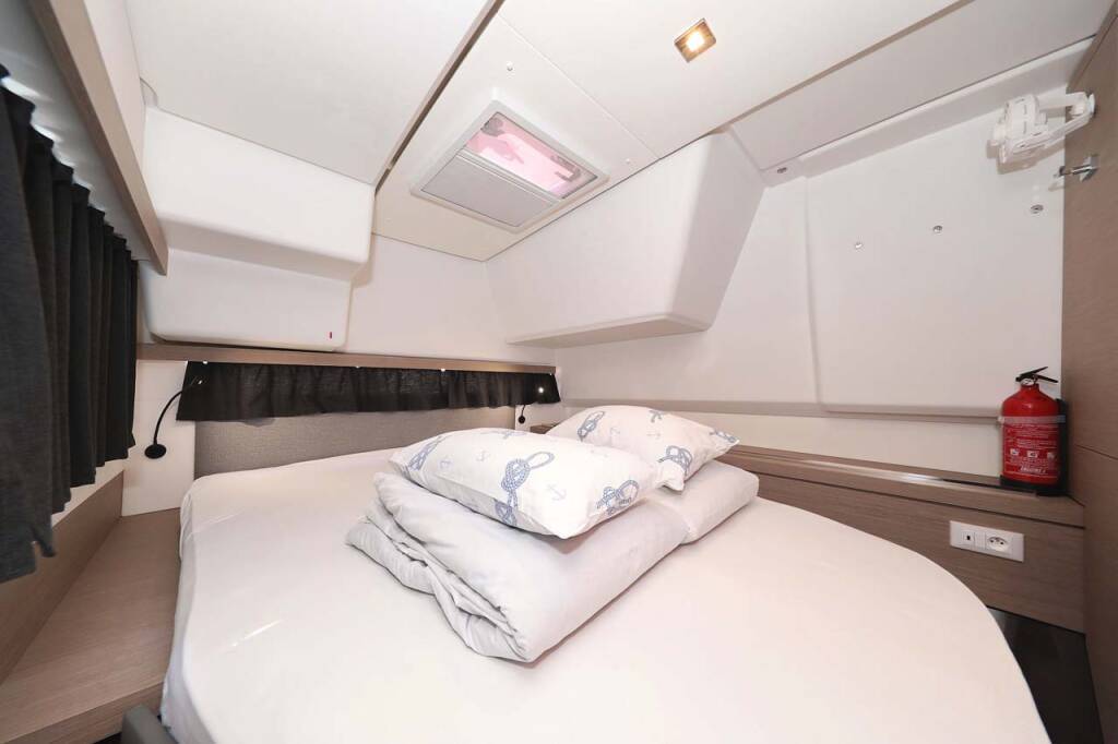 Catamaran Fountaine Pajot Lucia 40 Canopus