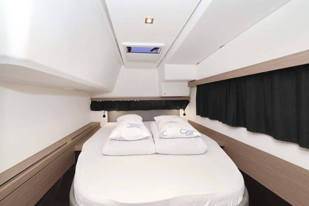 Catamaran Fountaine Pajot Lucia 40 Canopus