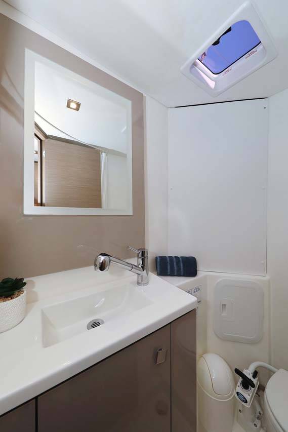 Catamaran Fountaine Pajot Lucia 40 Canopus