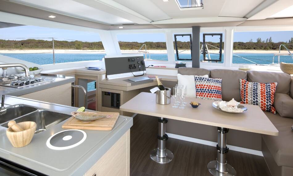 Catamaran Fountaine Pajot Lucia 40 
