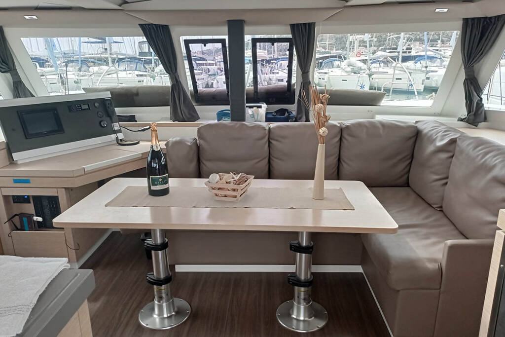Katamaran Fountaine Pajot Lucia 40 Shanti