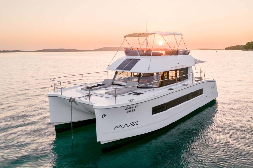 Power catamaran Fountaine Pajot MY 37 Kalea